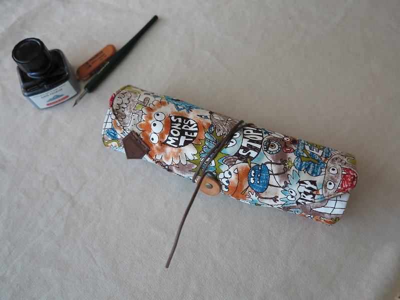【Linkkimokki 爱画画】24色色铅笔袋 (手绘小怪兽) - 铅笔盒/笔袋 - 棉．麻 卡其色
