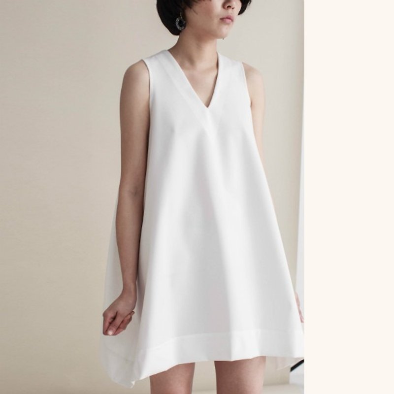 白色 美错 V领立裁不规则造型后系带连衣裙 极简优雅晚宴洋装 - 洋装/连衣裙 - 其他材质 白色