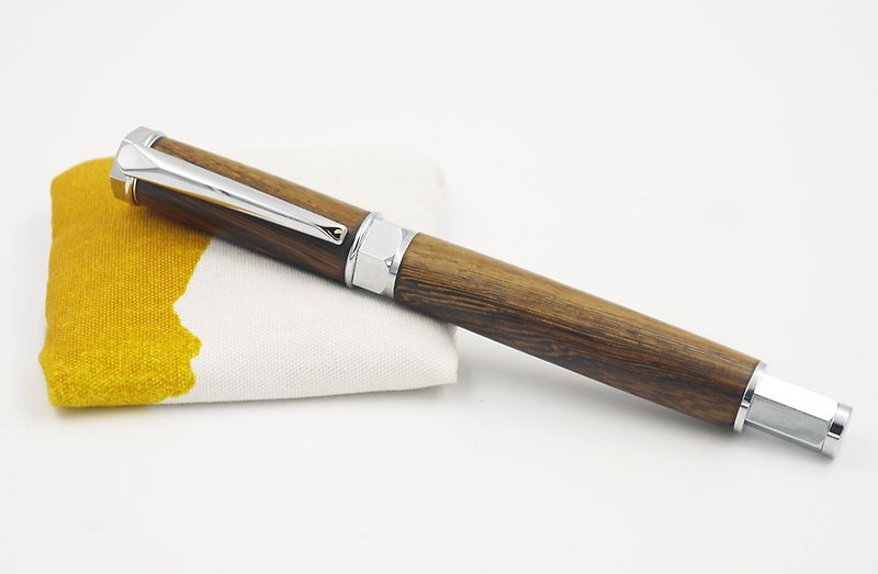磁吸盖式钢笔 (老鸡翅木) 木笔 手工笔 附笔盒 皮革笔套 含雷射雕刻 - 钢笔 - 木头 咖啡色