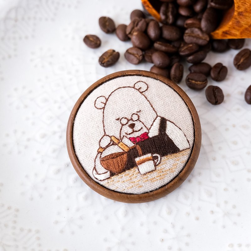 カフェのマスターの刺しゅうブローチ・コーヒーをひとつ - 胸针 - 绣线 咖啡色