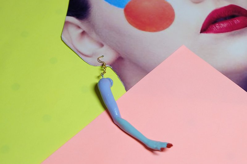 手繪藍紫色系趣怪玩味改造怪诞荒延芭比一對手臂耳環/交換禮物 - 耳环/耳夹 - 塑料 蓝色