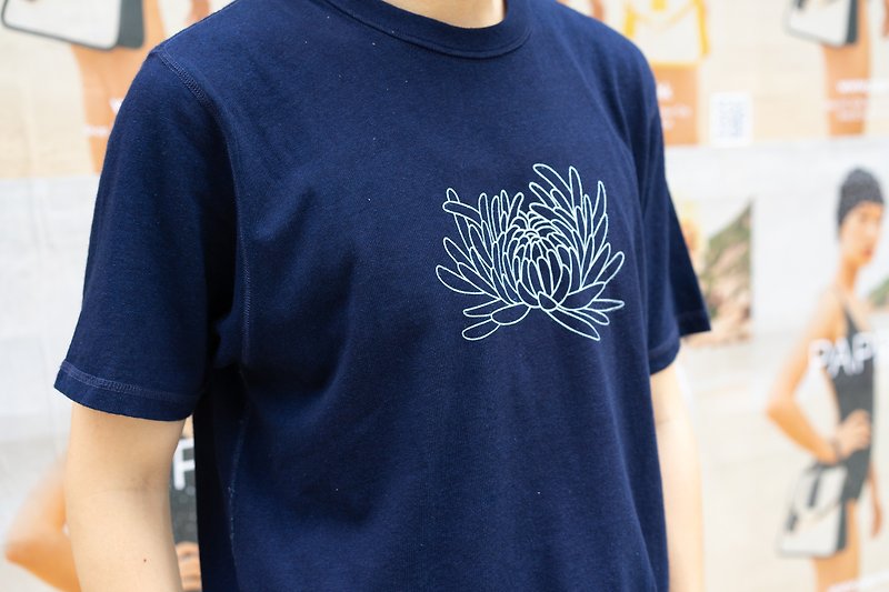 天然植物蓝染水洗菊花丝印 T-shirt (深蓝) 男女合穿 - 中性连帽卫衣/T 恤 - 棉．麻 蓝色