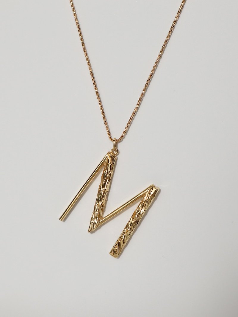 Letter charm necklace - M イニシャルチャームネックレス M - 项链 - 纯银 金色