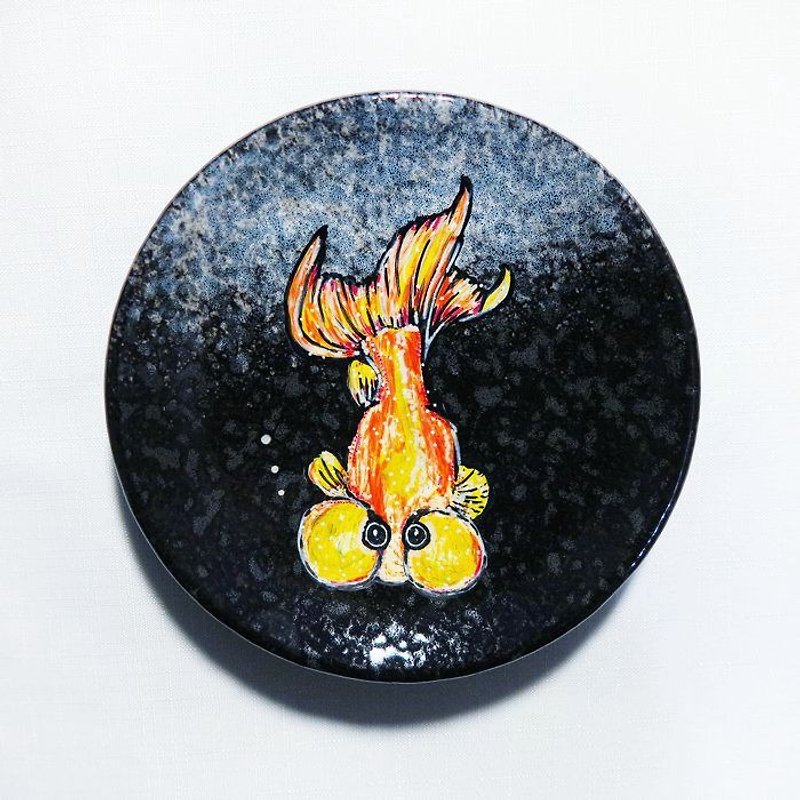 疗愈陶瓷手绘盘 - 气鼓鼓的小金鱼(14cm) - 浅碟/小碟子 - 其他材质 黑色