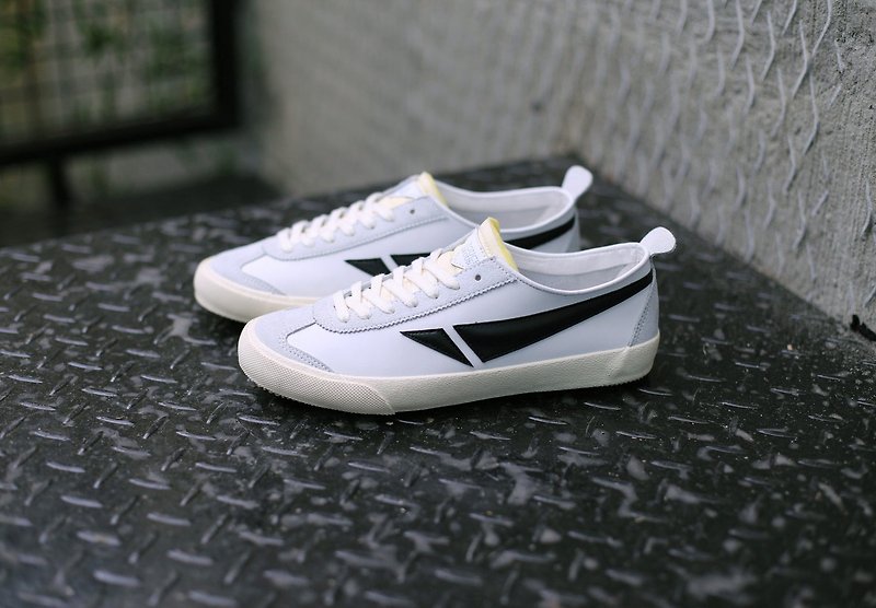 TOUCH GROUND 韩国波鞋 VINTAGE BADMINTON SNEAKERS WHITE BLACK - 女款运动鞋/球鞋 - 其他材质 白色
