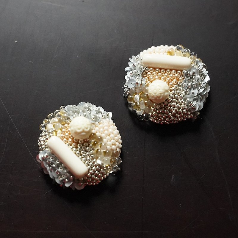 ビーズ刺繍のおおぶりイヤリング・ピアス 金具が選べます 5 - 耳环/耳夹 - 棉．麻 白色