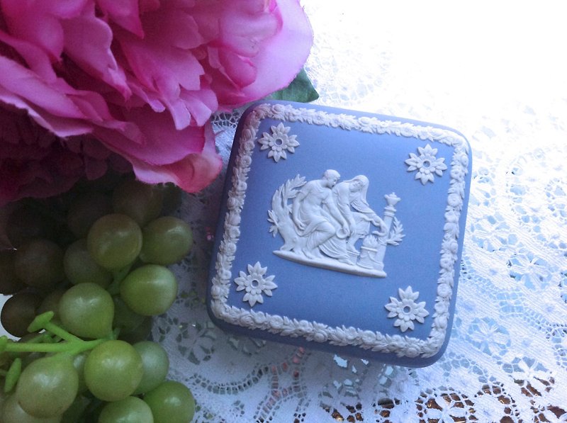 ♥~安妮疯古物~♥英国骨瓷Wedgwood jasper 蓝色碧玉浮雕希腊神话珠宝盒,饰品盒 - 收纳用品 - 瓷 