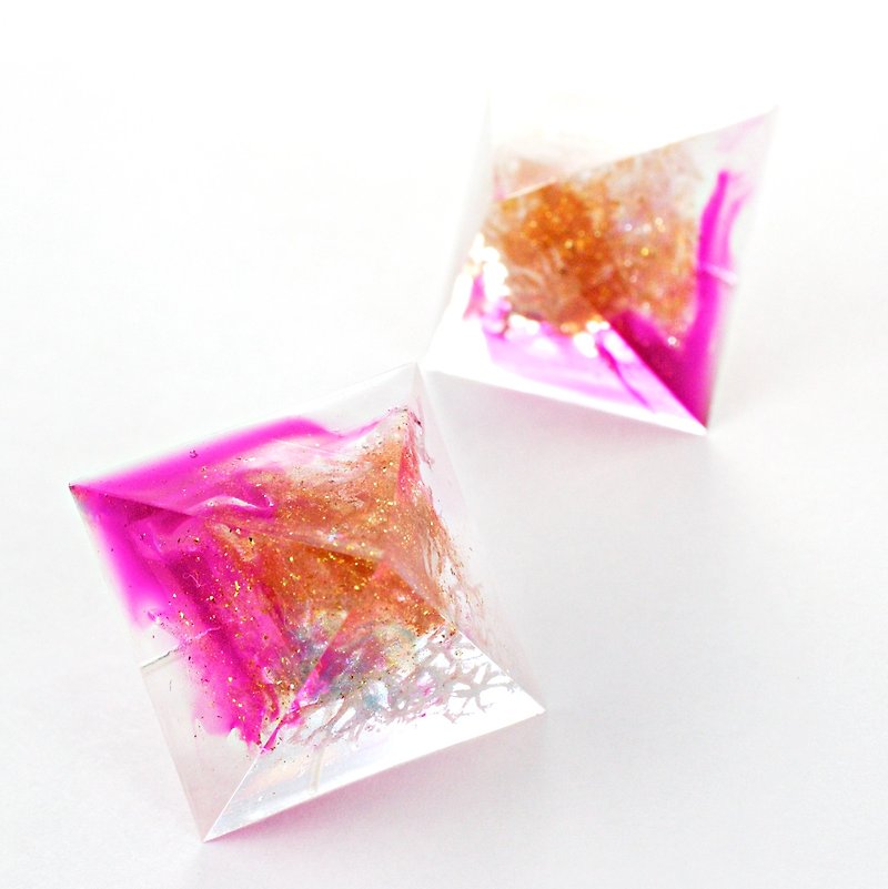 ピラミッドピアス(白珊瑚) - 耳环/耳夹 - 其他材质 紫色