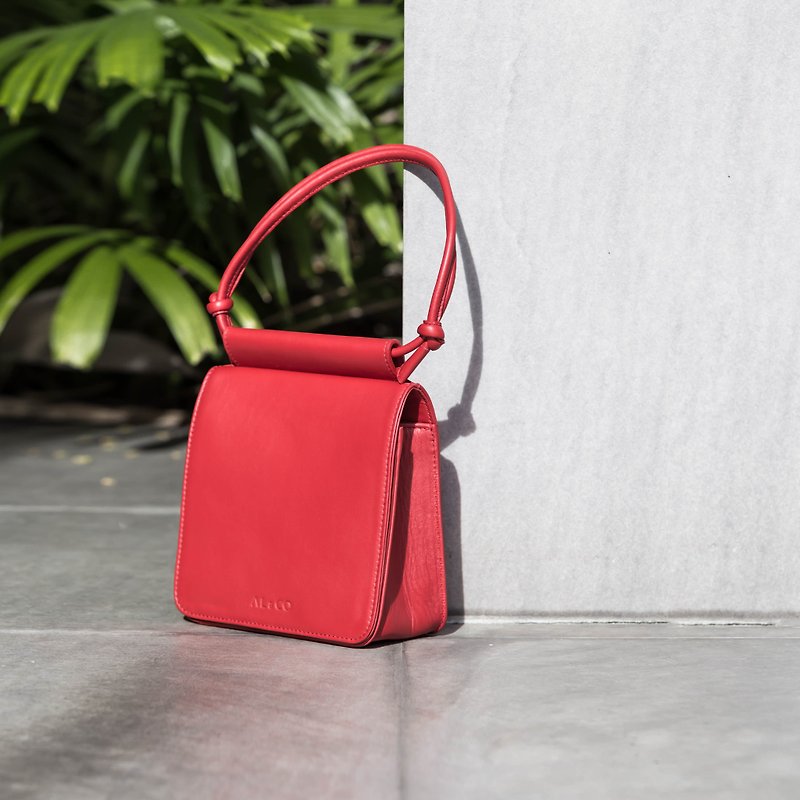 Hayden Leather Flap Bag in Red - 侧背包/斜挎包 - 真皮 红色