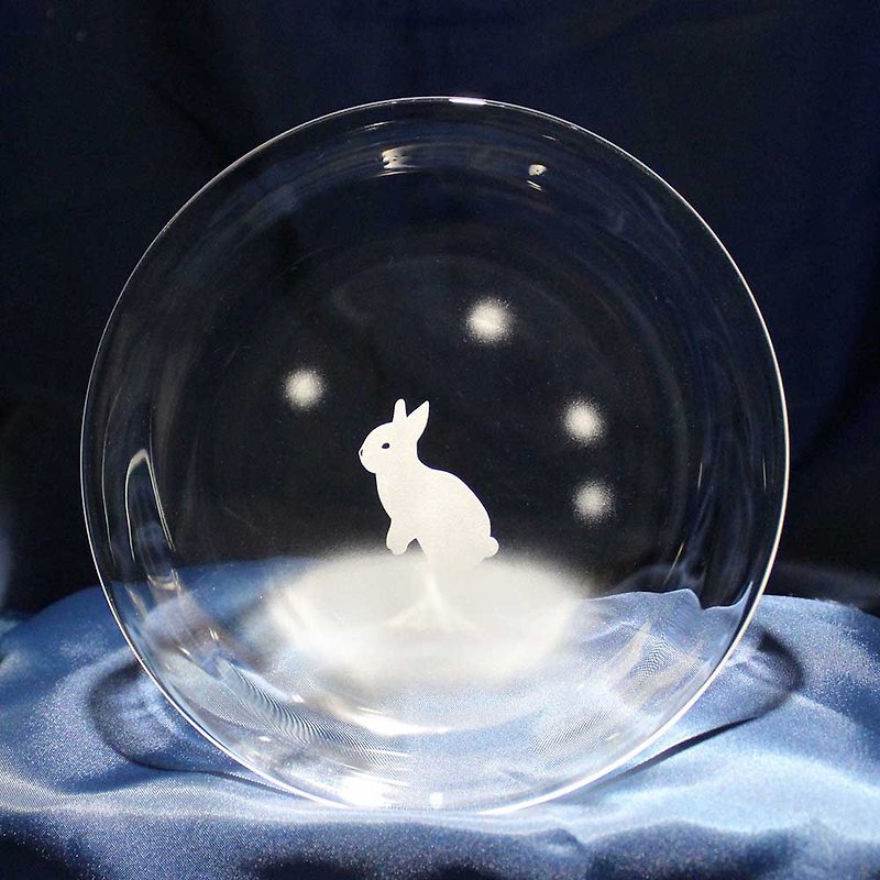 うさぎモチーフのガラス小皿  雪のうさぎたち 立ち姿 名入れ加工対応品(別売りオプション) - 浅碟/小碟子 - 玻璃 透明