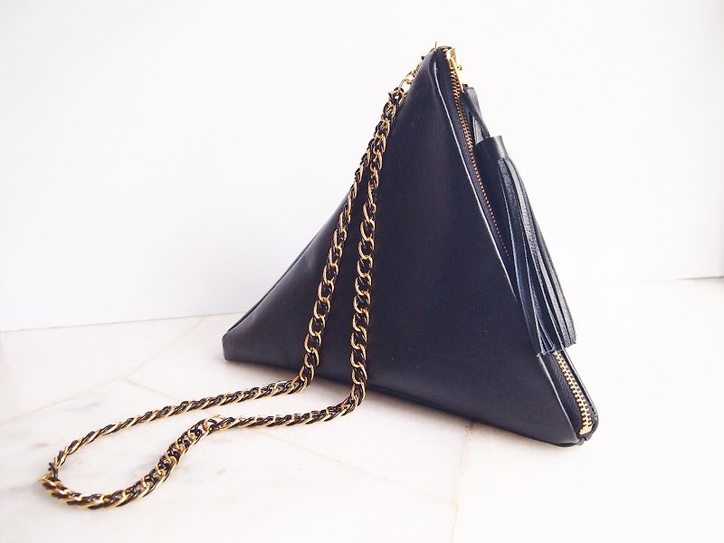 Black Geometric Leather Triangle Bag with Tassel and Metal Chain Straps - 手提包/手提袋 - 真皮 黑色