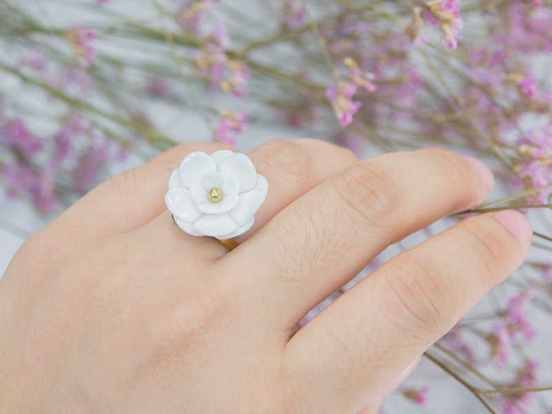 Plum ~ white porcelain flower ring ~ size m - 戒指 - 陶 白色