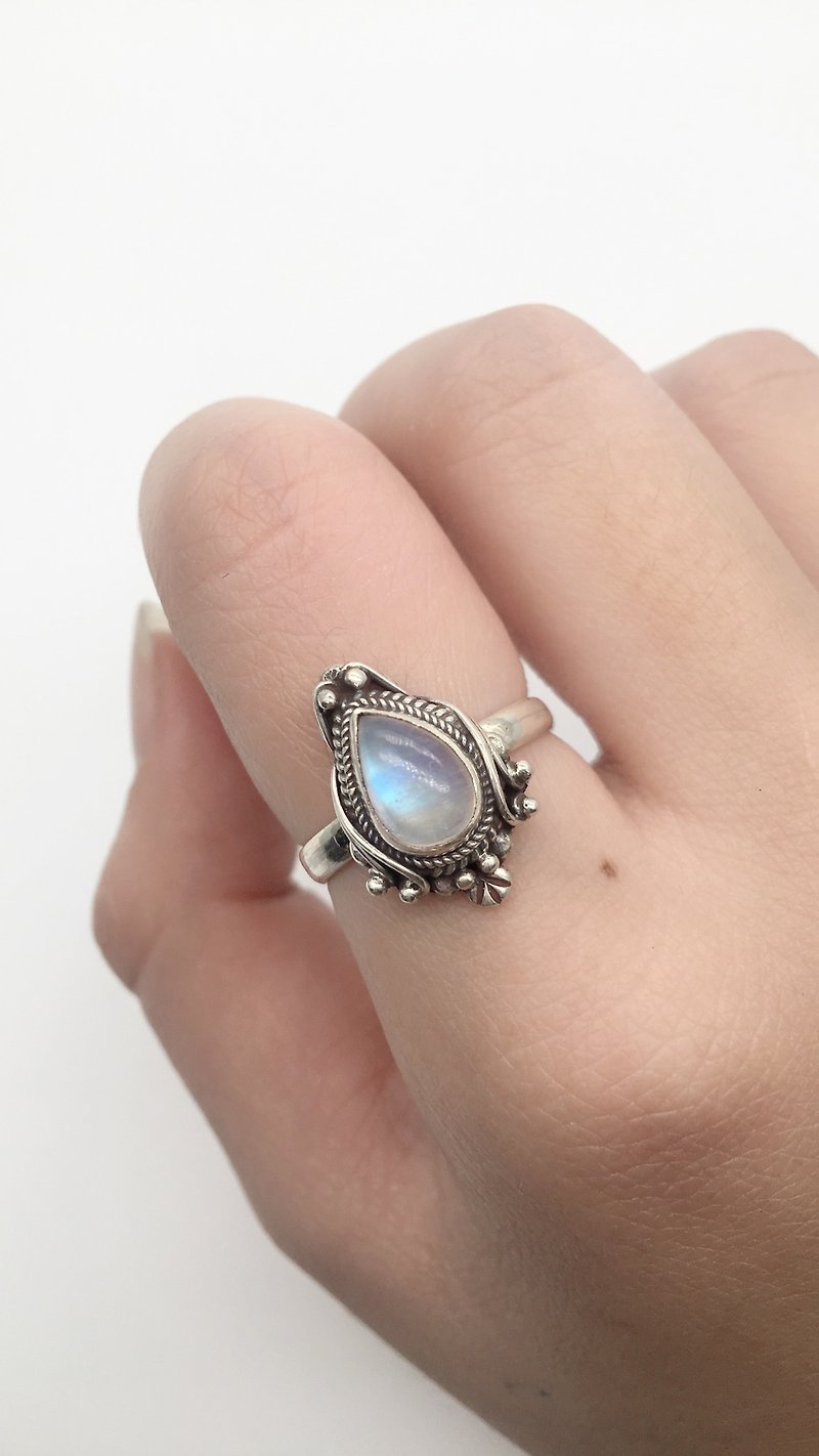月光石925纯银魔镜风格戒指 尼泊尔手工镶嵌制作-水滴宝石款 - 戒指 - 宝石 蓝色