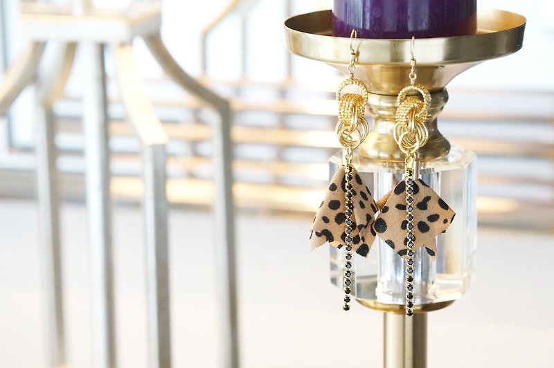 【14KGF】 Dalmatian Swarovski Earrings - 耳环/耳夹 - 玻璃 金色