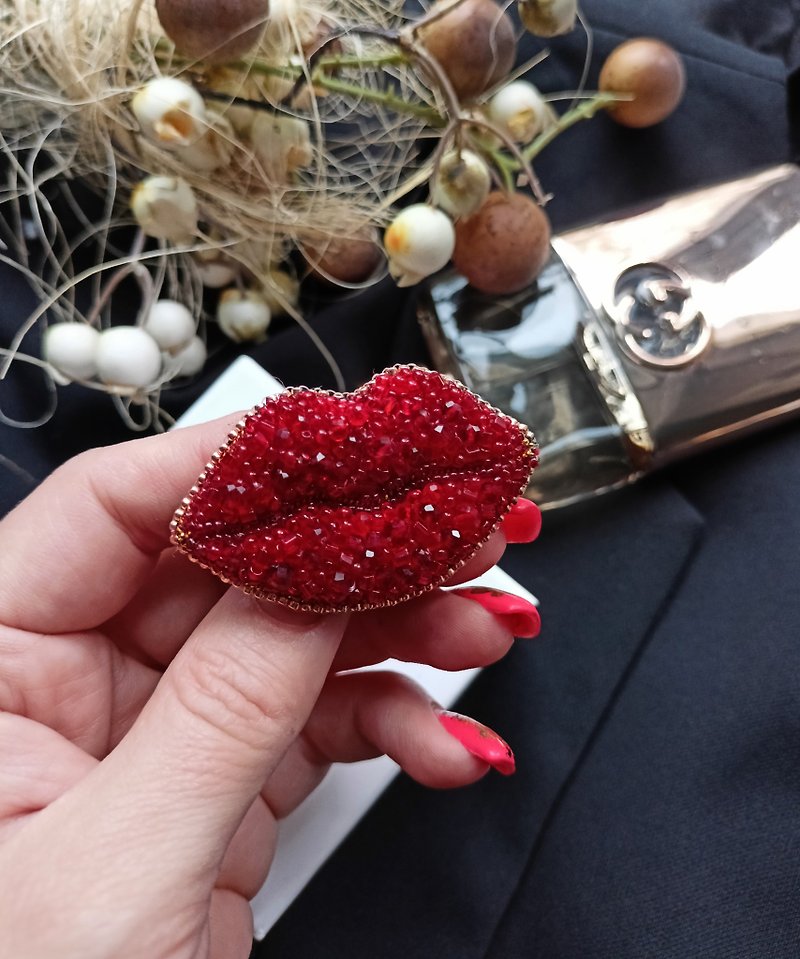 Beaded lip brooch, embroidered brooch pin as a gift to a beautician - 胸针 - 水晶 红色