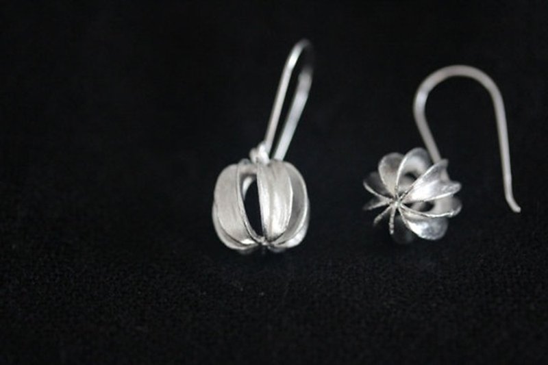 Handmade petal ball Sterling silver earring (E0013) - 耳环/耳夹 - 其他金属 