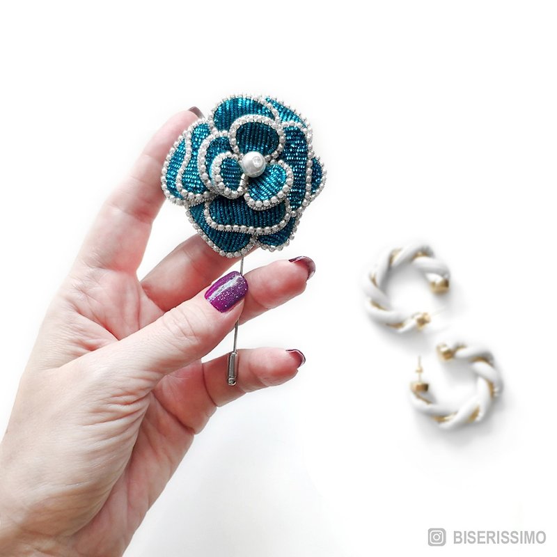 Small Camellia brooch embroidery, Flower pin - 胸针 - 其他材质 