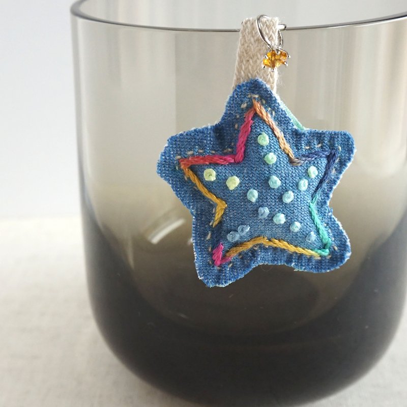手刺繍キーチャーム「starfish」[受注制作] - 钥匙链/钥匙包 - 绣线 蓝色