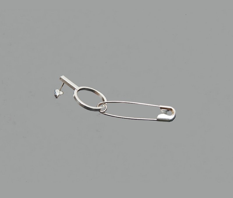 KAKY EARRINGS 01-极简扣针耳环（纯银／一对） - 耳环/耳夹 - 其他金属 银色