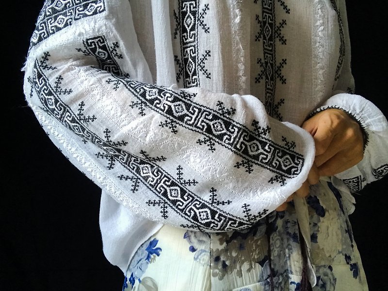罗马尼亚古董手工刺绣上衣 - 女装上衣 - 棉．麻 
