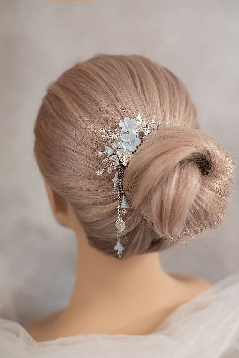 Light blue flower hair comb with chain, Floral pale blue headpiece silver - 发饰 - 粘土 蓝色