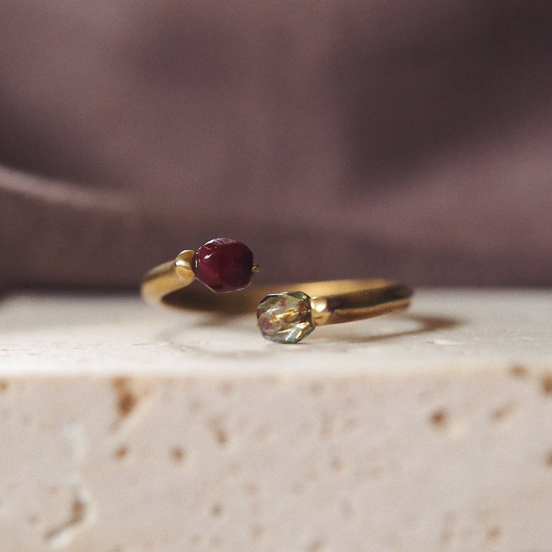 简约双色玻璃珠 可调式戒指 深红 - 戒指 - 铜/黄铜 金色