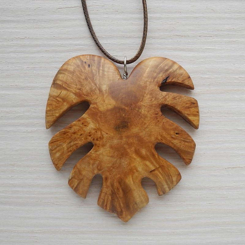 Wooden hand carved pendant - 项链 - 木头 橘色