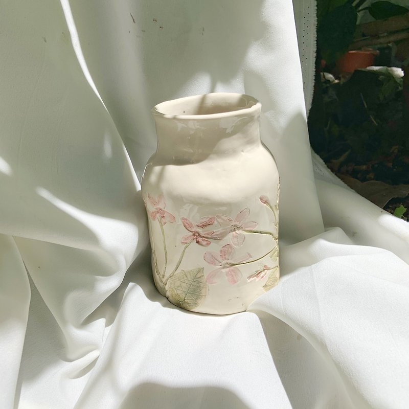 Pressed flower vase (Pink) | Rangoon creeper flower - 浅碟/小碟子 - 陶 粉红色