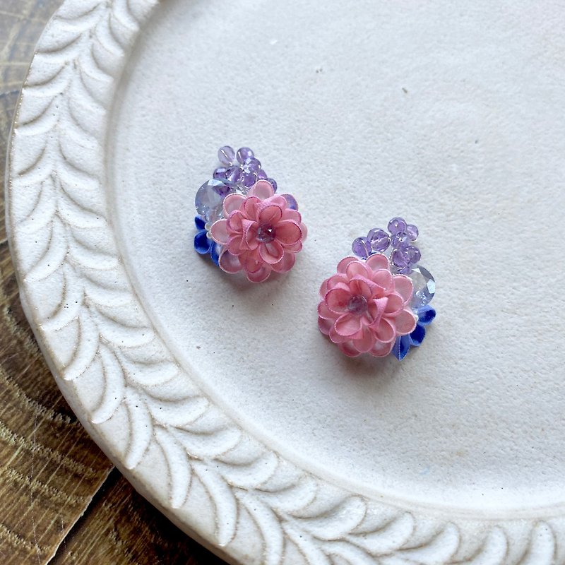 ブルートパーズとつまみ細工のお花のブーケのようなイヤーアクセサリー - 耳环/耳夹 - 半宝石 粉红色