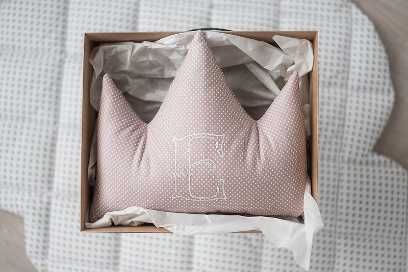 Pastel crown pillow with custom letter, personalized baby gift - 满月礼盒 - 棉．麻 