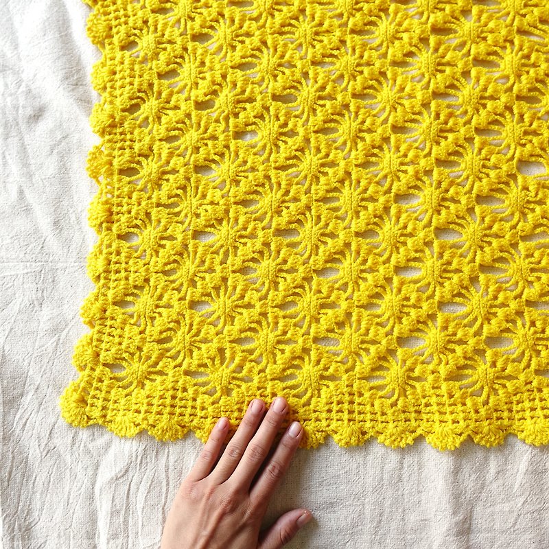 BajuTua /暖暖老物/ 连续的黄 花朵满满手钩蕾丝垫 - 餐垫/桌巾 - 聚酯纤维 黄色