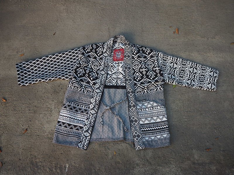 AMIN'S SHINY WORLD手工定制几何黑白民族拼接罩衫KIMONO外套大衣(限量一件) - 女装休闲/机能外套 - 棉．麻 黑色