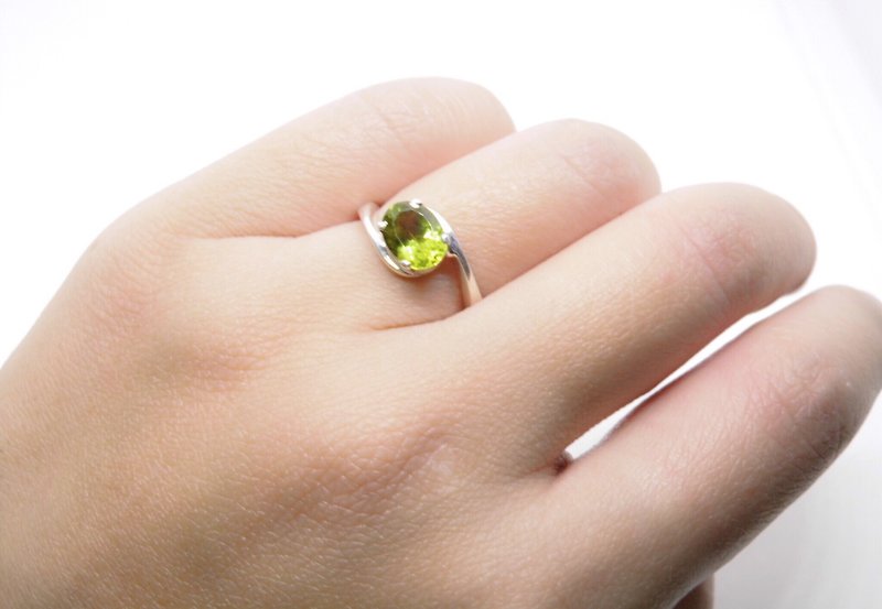 橄榄石纯银曲线戒指 尼泊尔手工镶嵌制作 - 戒指 - 宝石 绿色