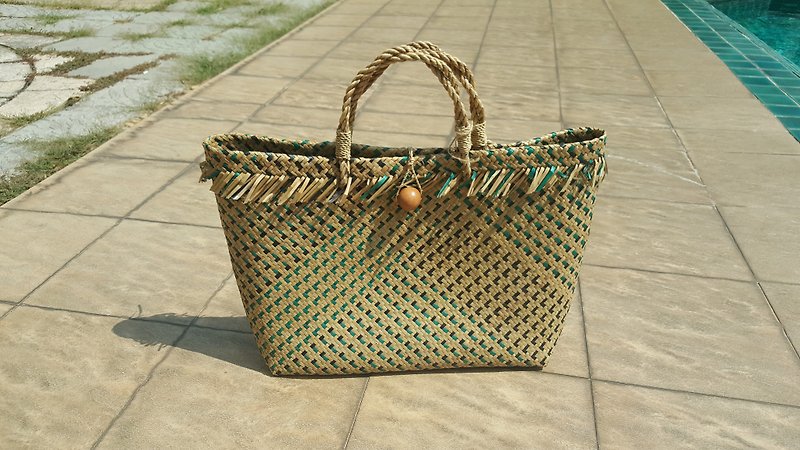 一款 krajood 手提包，叶子周围饰有 krajood 条纹。用于关闭和打开包袋的大带子 - 手提包/手提袋 - 植物．花 绿色