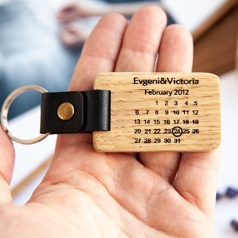 Wooden custom calendar keychain  5th 1 year anniversary gift for husband or wife - 钥匙链/钥匙包 - 木头 
