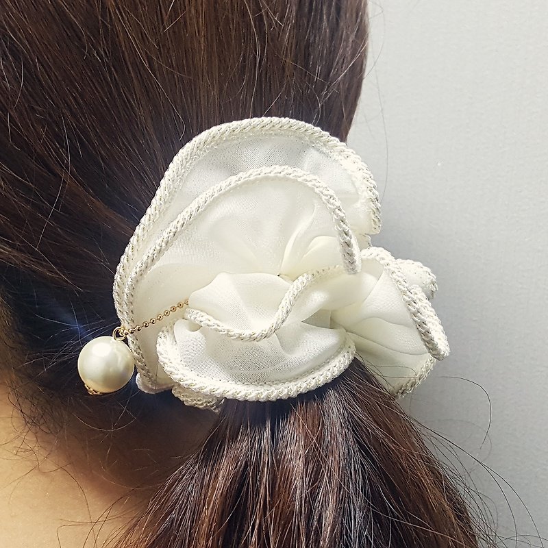 Ivory Chiffon pearl Romantic Hair Scrunchie floral scrunchie hair scrunchie - 发饰 - 聚酯纤维 白色