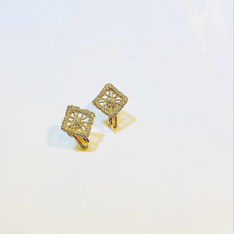SHIELD earrings - 耳环/耳夹 - 其他金属 金色