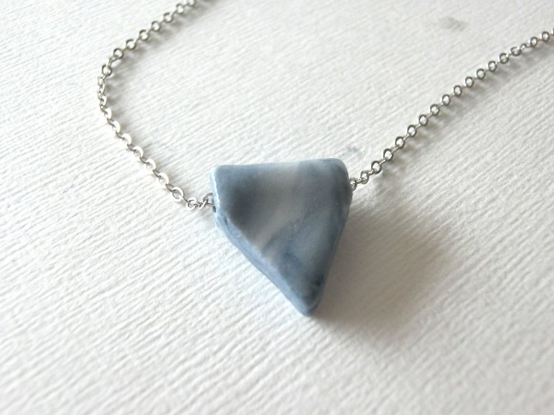 石下 / 三角 蓝白色 云石纹 陶瓷 项链 坠子 - 项链 - 瓷 蓝色
