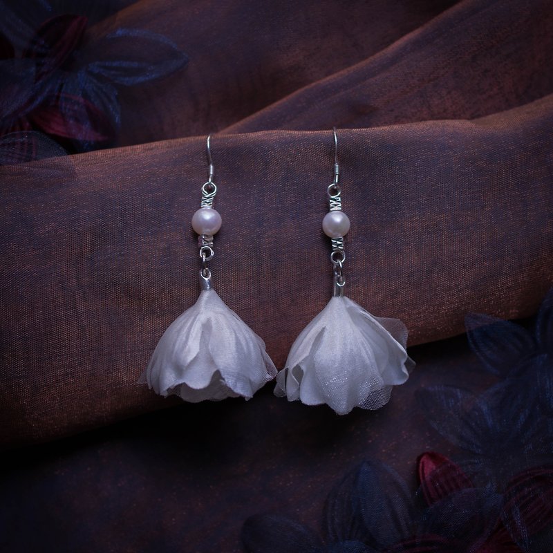 Limnatides 气质闪色缎淡水珍珠纱花垂坠耳环 - 耳环/耳夹 - 其他材质 白色