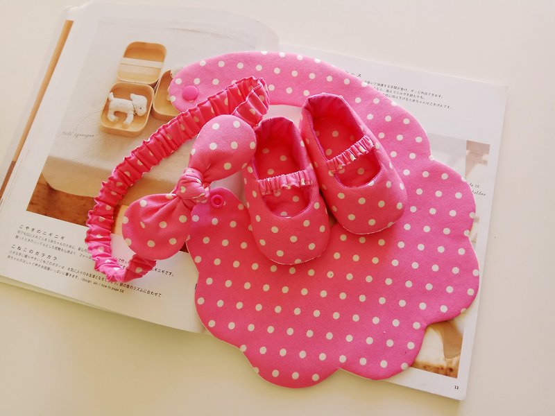 桃粉底点点弥月礼物 婴儿鞋+围兜+婴儿发带 - 满月礼盒 - 棉．麻 粉红色