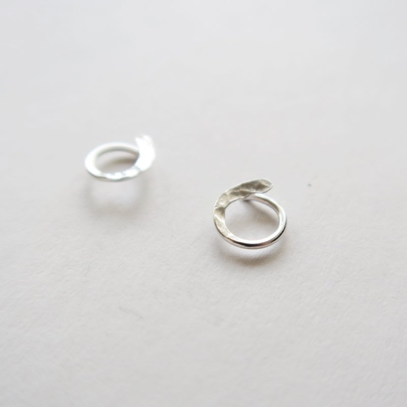 925纯银 圆圈逗点 锻敲纹 耳环 或 耳夹 一对 - 耳环/耳夹 - 纯银 白色