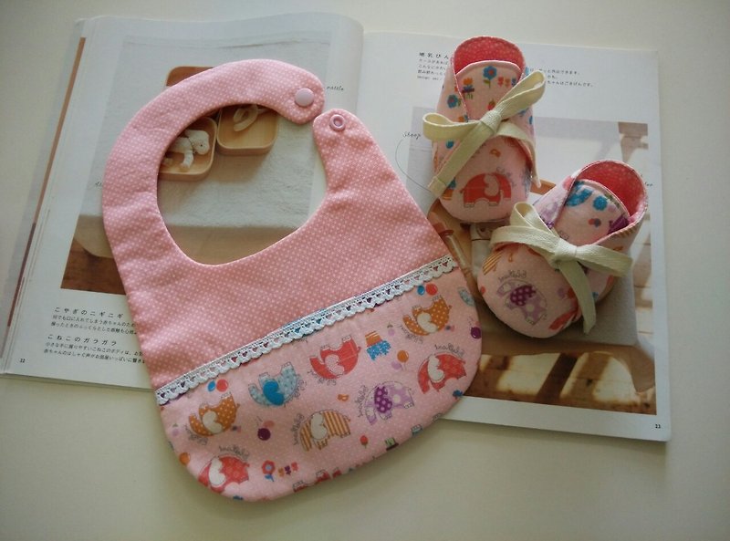 粉色大象弥月礼物 婴儿鞋+围兜 - 满月礼盒 - 棉．麻 粉红色