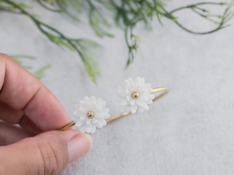 Mum ~ white porcelain flower bracelet ~ size Mini. - 手链/手环 - 陶 白色