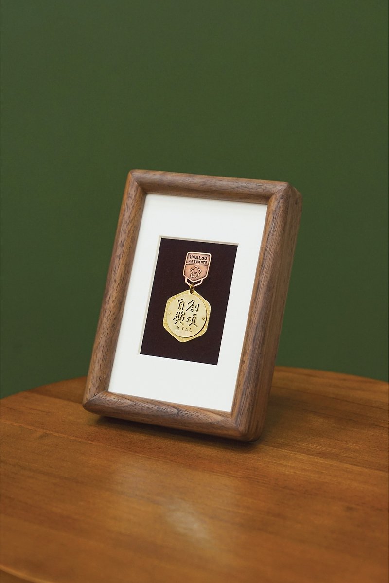 【定制化礼物】我们的颁奖典礼 | 金工小勋章扣针 x 实木相框组合 - 摆饰 - 铜/黄铜 金色
