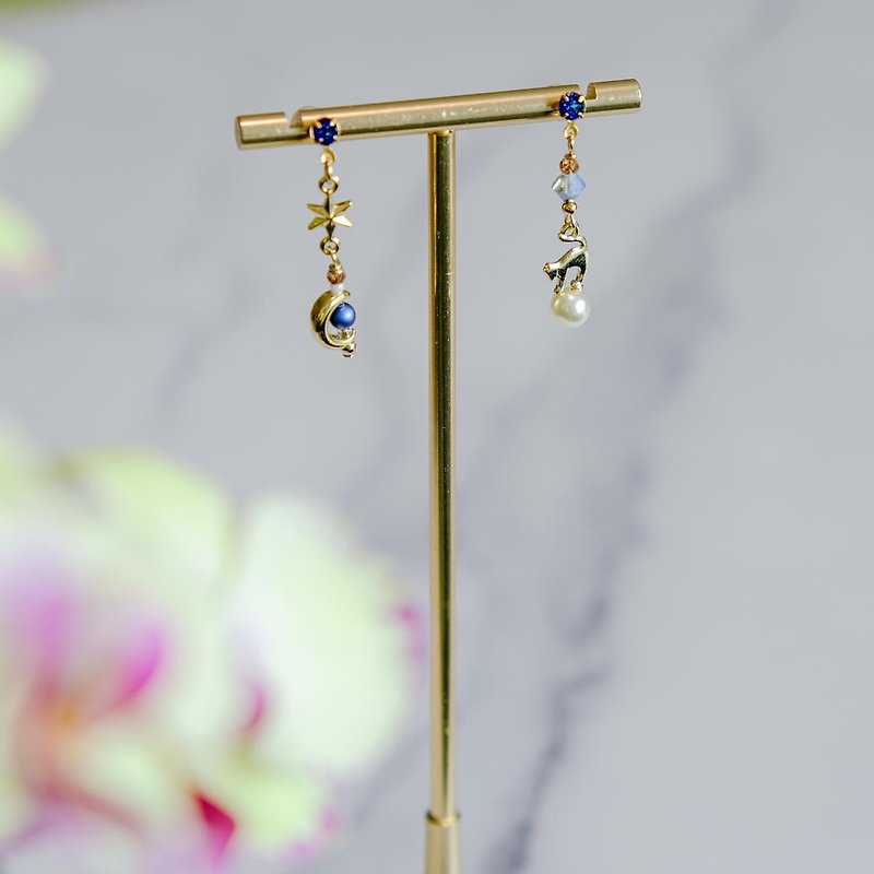 Luna | 星月 猫咪月球漫步Swarovski珍珠耳环 | 可爱迷人 - 耳环/耳夹 - 其他金属 金色