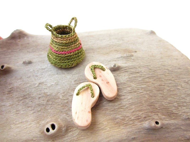 Miniature slippers with mini basket, home decor, native art, dollhouse miniature, fairy house - 摆饰 - 木头 绿色