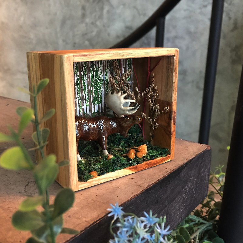 Birthday Gift and Special Day Gift / Moose in forest - Wooden Shadowbox - 摆饰 - 木头 咖啡色