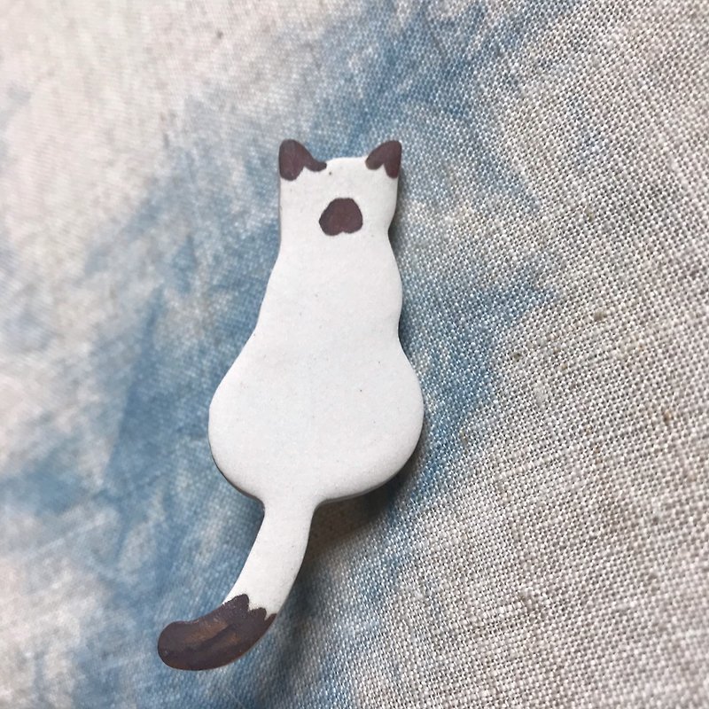 Siamese cat sit / ceramic brooch / handmade - 胸针 - 陶 白色