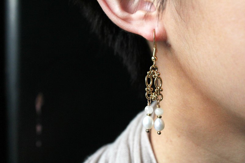 Moonstone月光石珍珠22k设计款垂吊耳环/ 可改夹 - 耳环/耳夹 - 宝石 白色