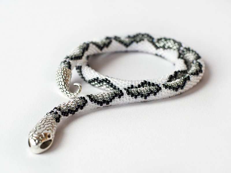 White snake necklace, Beaded choker, Ouroboros, Seed bead necklace - 项链 - 玻璃 白色